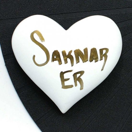 Hjärta med texten Saknar Er. 10 x 9 cm i gruppen Gravdekorationer / Gravsmyckning / Hjärtan hos Kransmakaren.se (101481-123)
